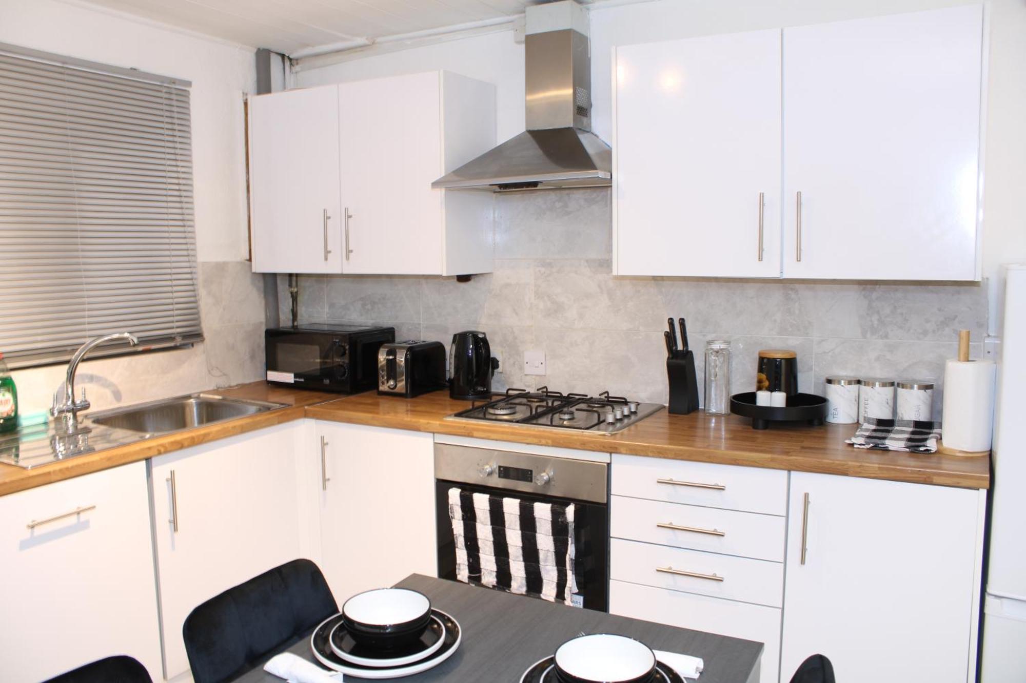 F2S Serviced Apartments 2Bedroom Terrace House With Free Wifi Netflix Suitable For Contractors Walking Distance To Train Station 더비 외부 사진