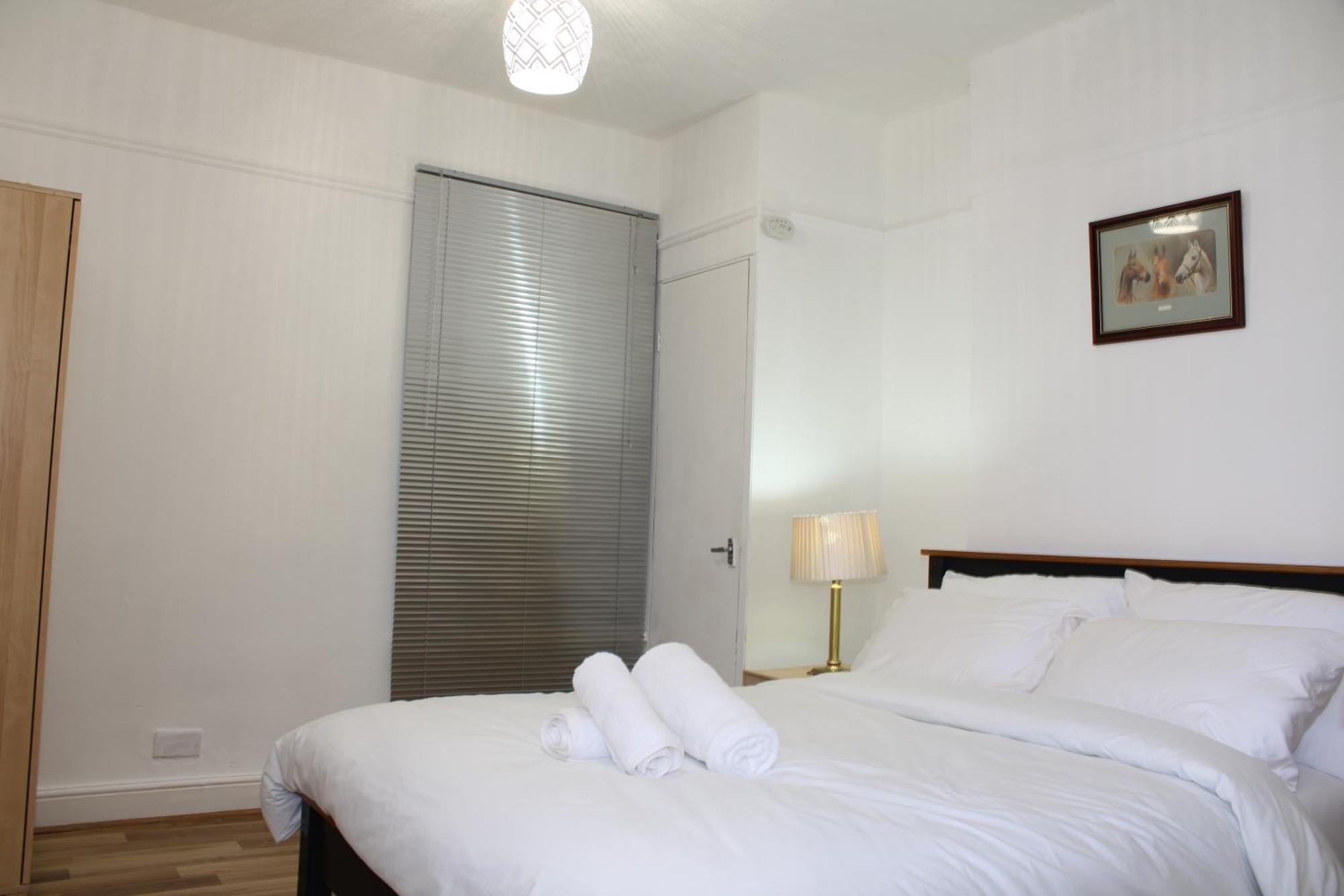 F2S Serviced Apartments 2Bedroom Terrace House With Free Wifi Netflix Suitable For Contractors Walking Distance To Train Station 더비 외부 사진
