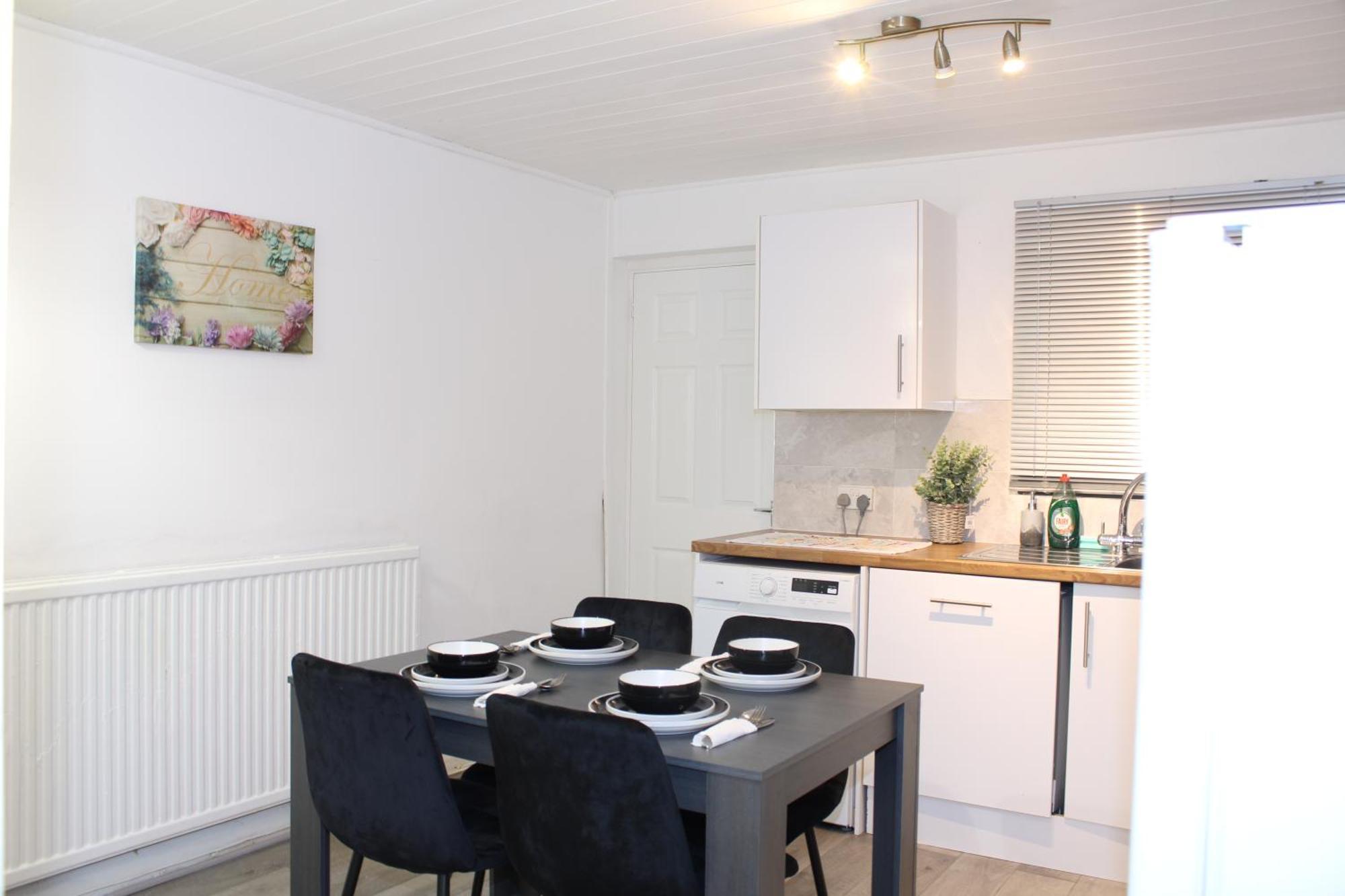 F2S Serviced Apartments 2Bedroom Terrace House With Free Wifi Netflix Suitable For Contractors Walking Distance To Train Station 더비 외부 사진
