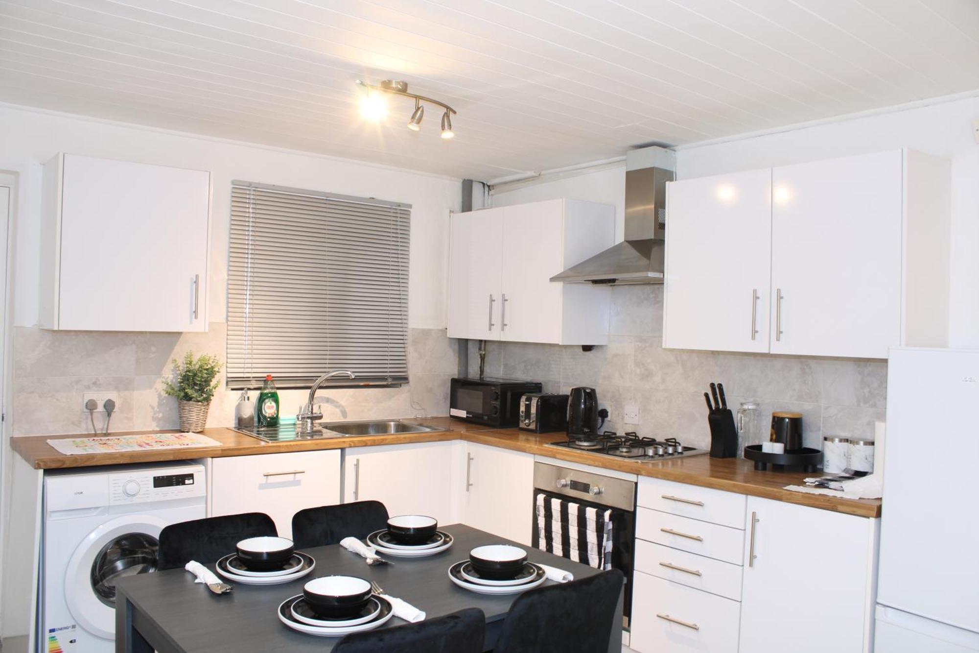 F2S Serviced Apartments 2Bedroom Terrace House With Free Wifi Netflix Suitable For Contractors Walking Distance To Train Station 더비 외부 사진