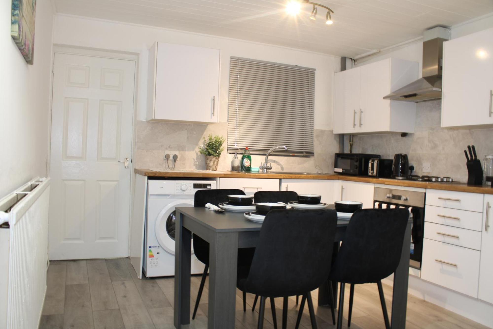 F2S Serviced Apartments 2Bedroom Terrace House With Free Wifi Netflix Suitable For Contractors Walking Distance To Train Station 더비 외부 사진