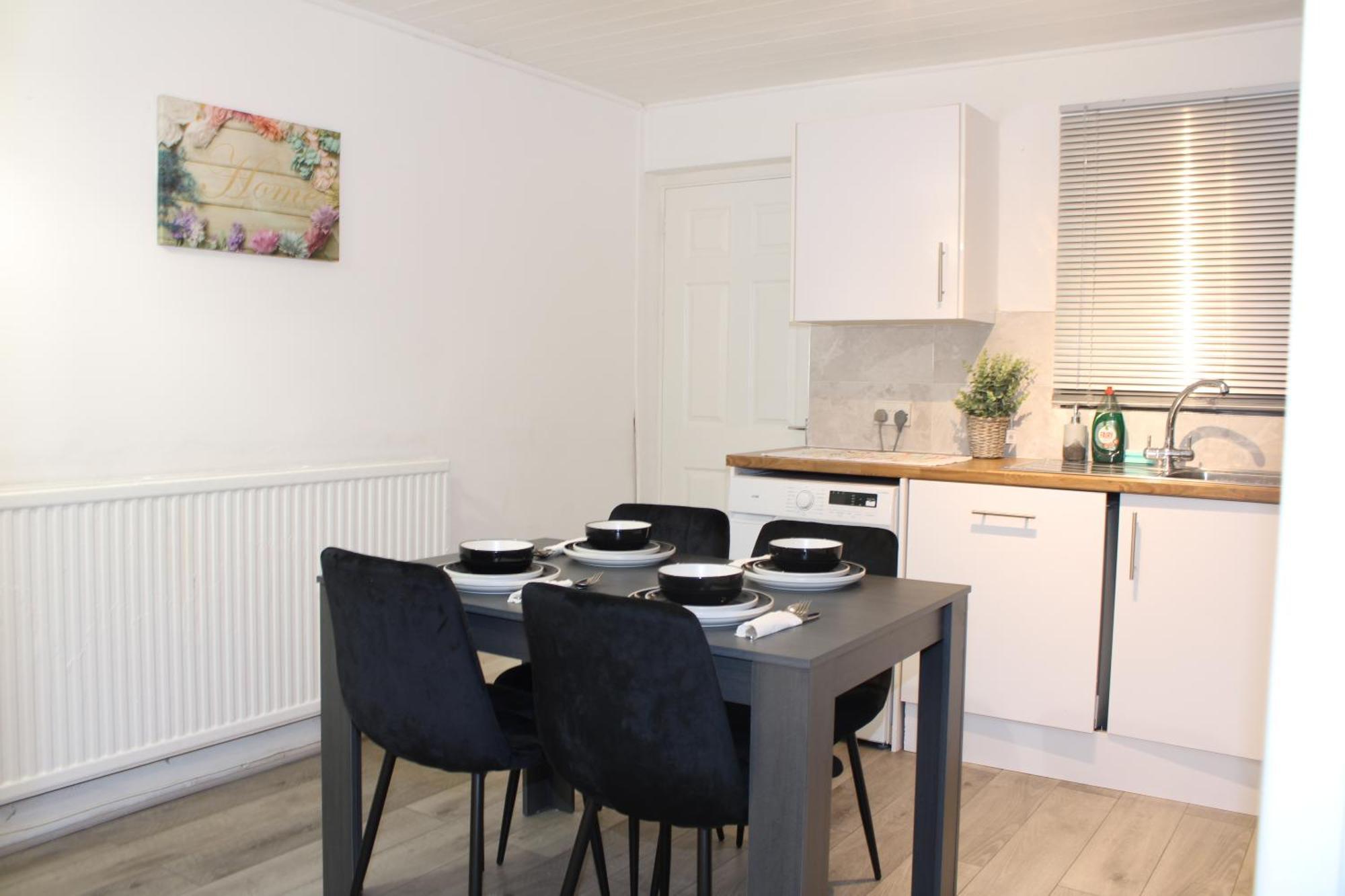 F2S Serviced Apartments 2Bedroom Terrace House With Free Wifi Netflix Suitable For Contractors Walking Distance To Train Station 더비 외부 사진