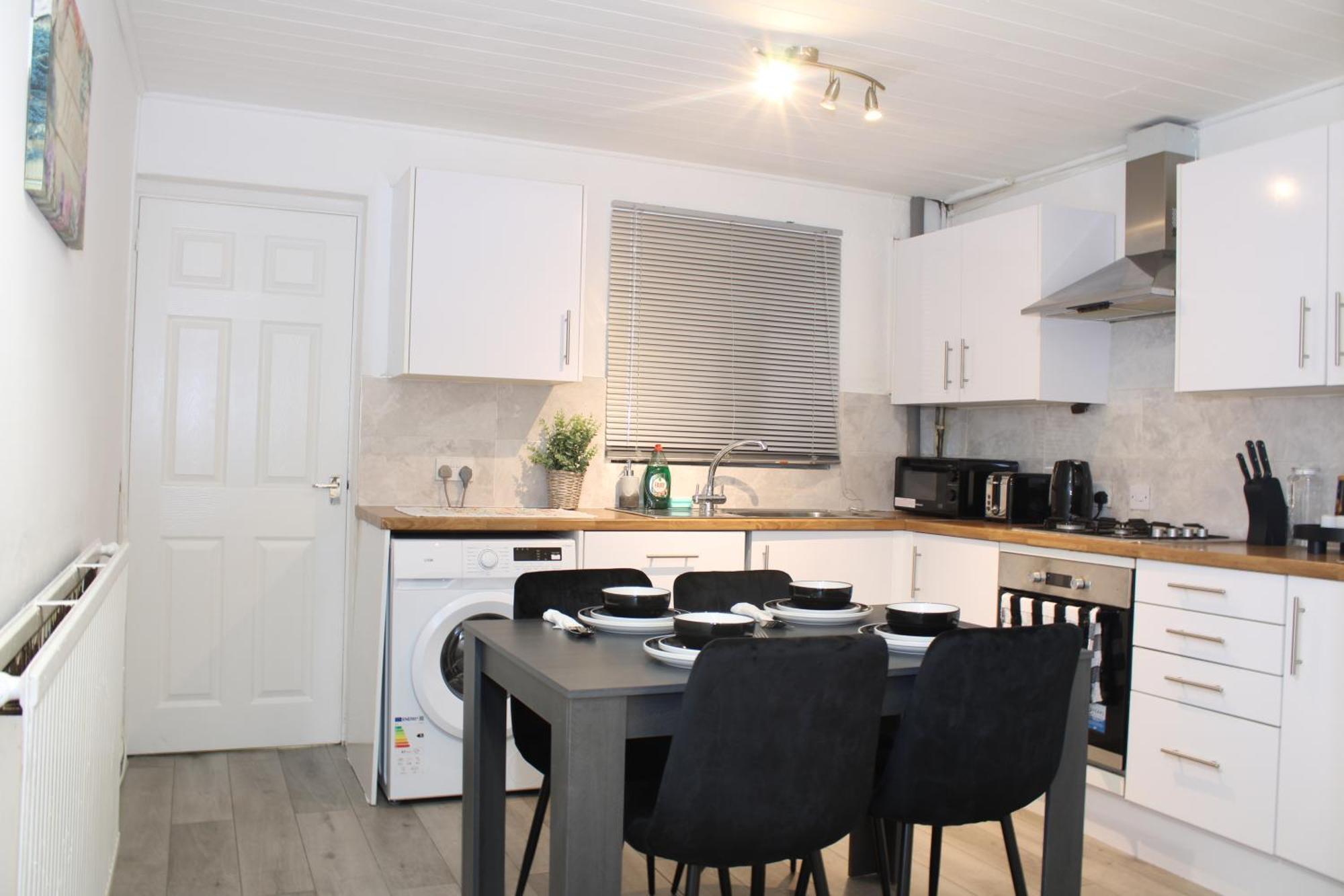 F2S Serviced Apartments 2Bedroom Terrace House With Free Wifi Netflix Suitable For Contractors Walking Distance To Train Station 더비 외부 사진